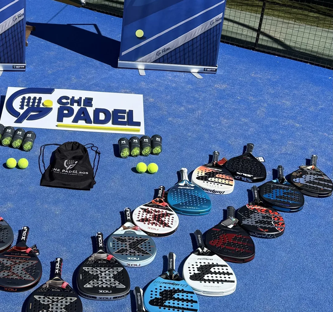 Paletas de Che Padel en la cancha